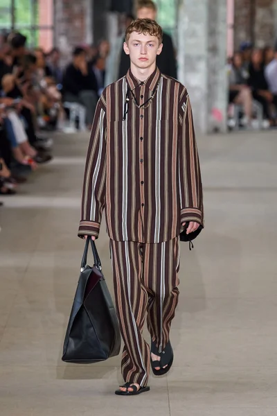Look 25